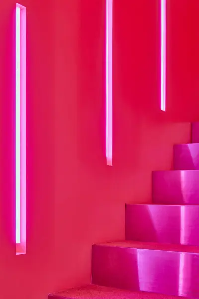 핫핑크로 물든 팝아트 감성 계단 인테리어